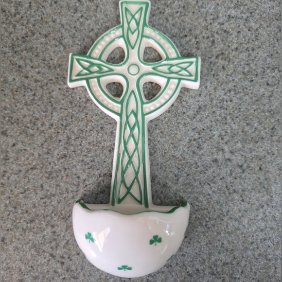 Glazed Ceramic Holy Water Font with ‘Kelly green’ painted accents. Wall Hung. - Picture 2 of 9